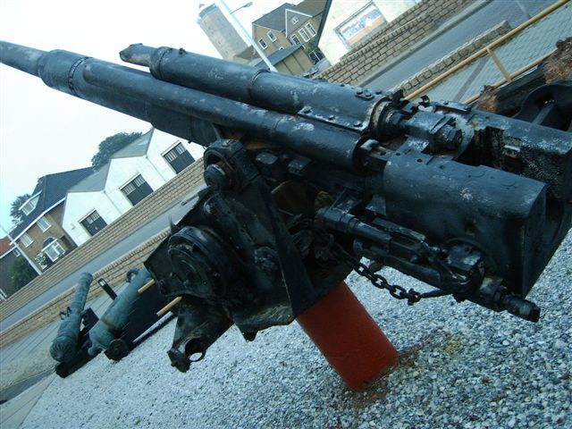 618x457 pixels (83K)