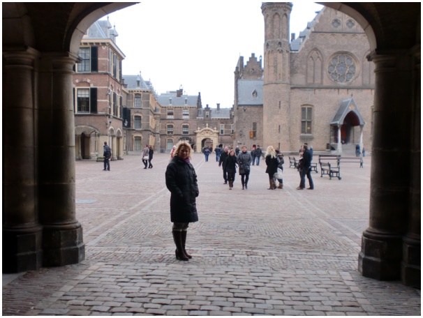 584x433 pixels (98K)