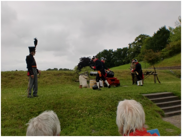 584x433 pixels (89K)