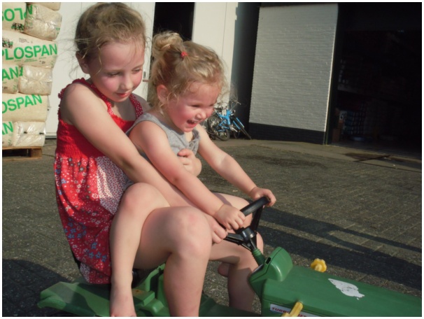 584x433 pixels (98K)