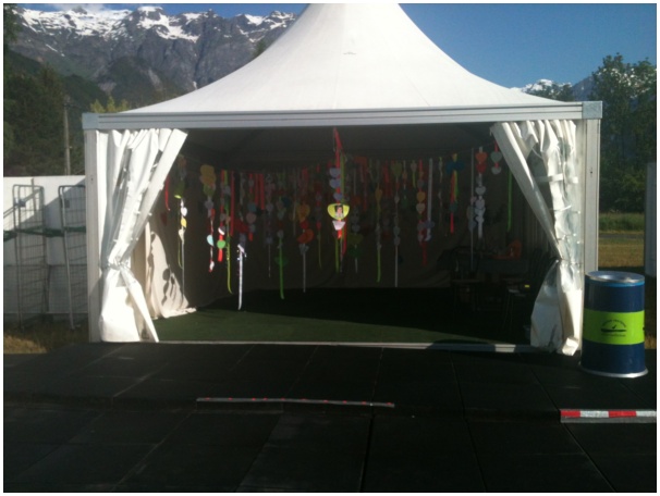 584x433 pixels (78K)