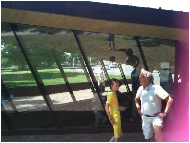 584x433 pixels (93K)