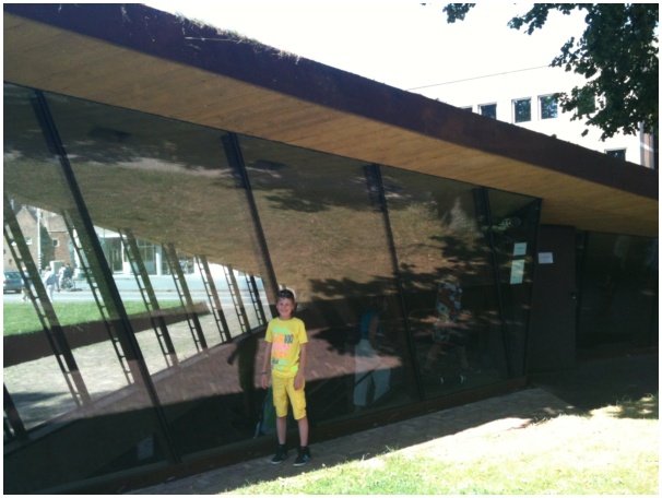 584x433 pixels (94K)