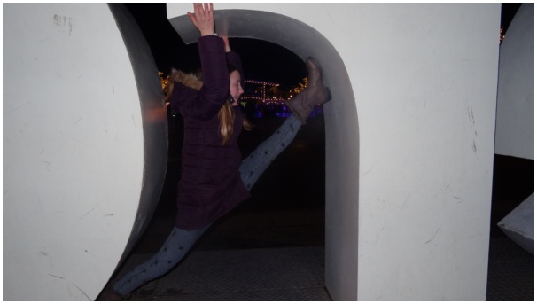 584x320 pixels (42K)